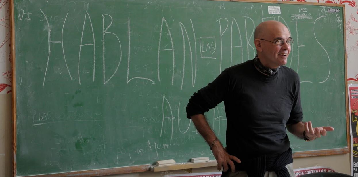 Artistas intervienen con empapelados y dibujos un aula de Ciencias Sociales de la UBA durante un seminario del profesor Lucas Rubinich. Foto: Andres D'Elia 